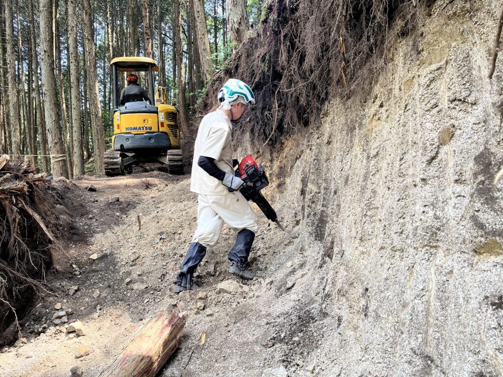 エンジンブレーカーによる岩盤掘削施工