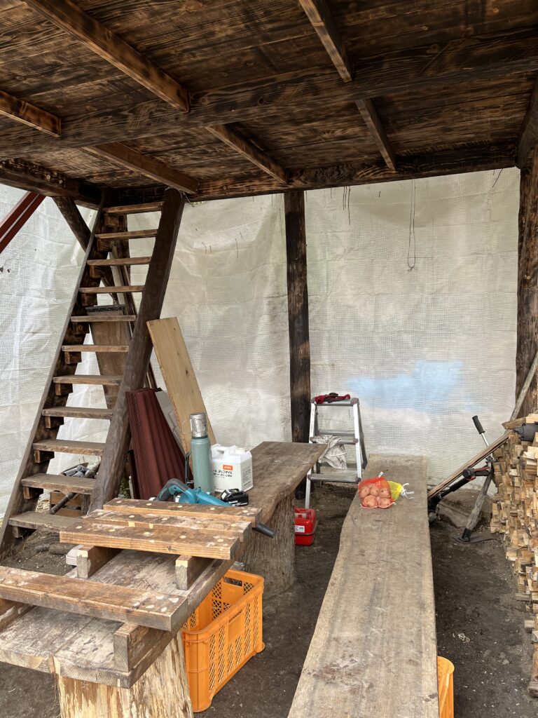 チェーンソーミルで製材した木材をロフト床やテーブル、椅子に使った作業小屋