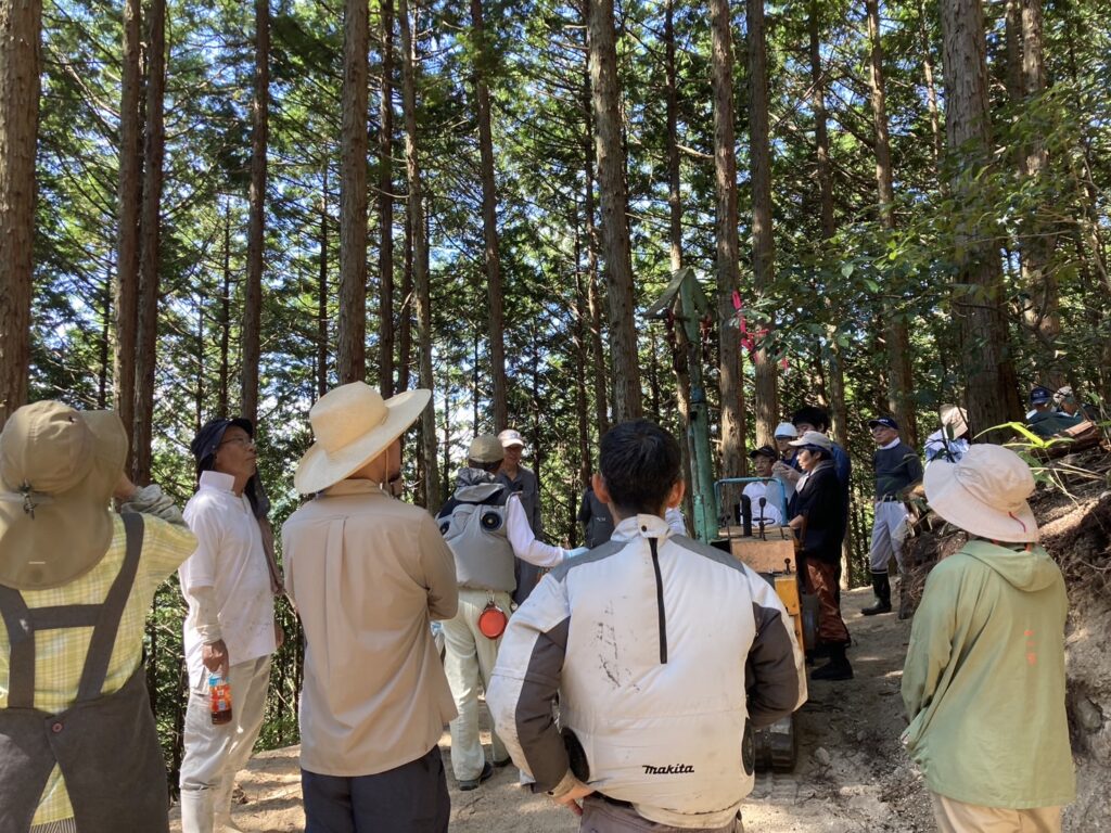 施業地見学会でスタッフに質問する上田芳行さん