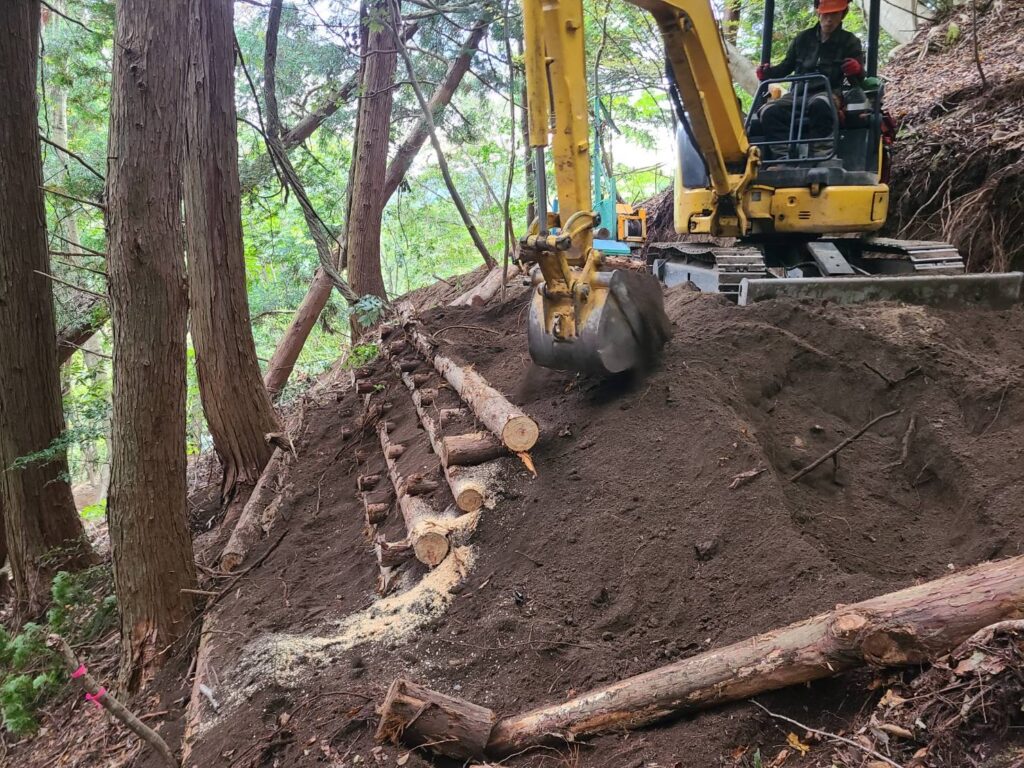 バックホーで森林作業道をつくる久保谷幸雄