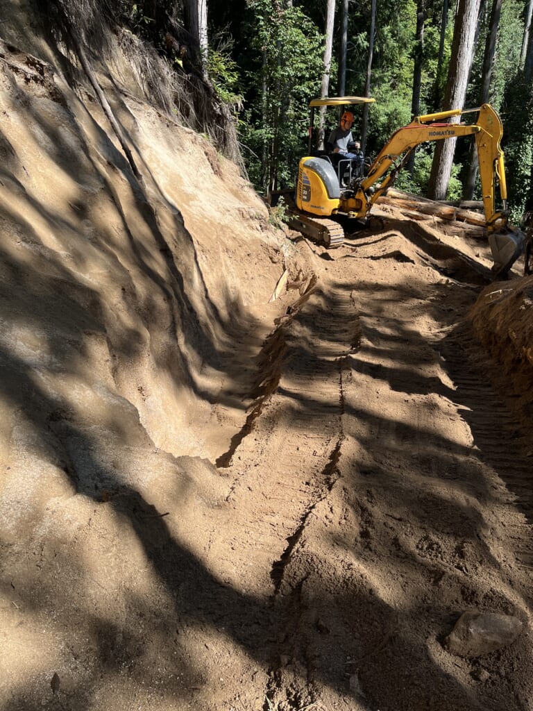 真砂土の切土の根元に沿って、路面より低く溝状に掘り下げた床掘り箇所